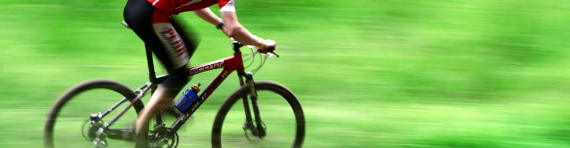 Cooler ride durch den Wald am Fluss entlang über Stock und Stein, Granitfelsen und Wasser sowie Baumwurzeln Down-Hill mit dem MTB führt zum Gefühl des Schwebens... und nie vergessen... Rad einfach laufen lassen...